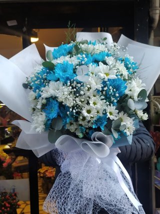 Mavi Beyaz Krizantem Buketi, Bizim Çiçek