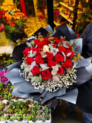 siyah ambalaj ile 20 gül