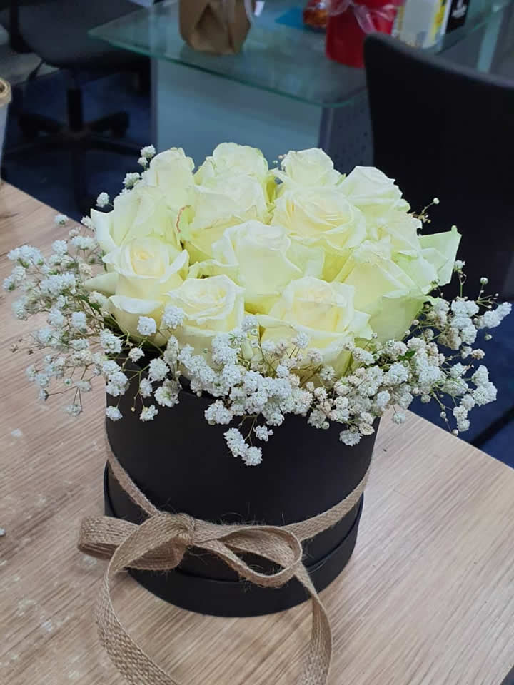 Silindir Kutuda Beyaz Güller, Eskişehir çiçekçi