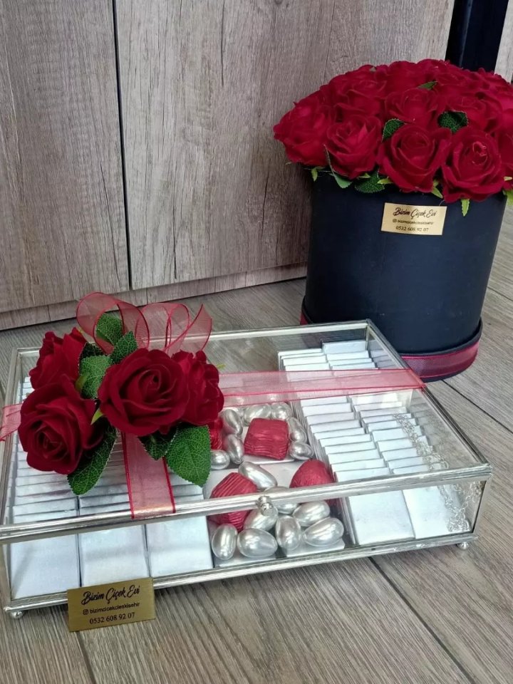 Kutuda Kırmızı Güller ve Çikolata, Eskişehir çiçek siparişi