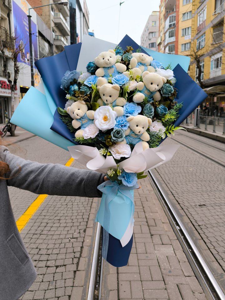 Mavi gökyüzü ayıcık buketi