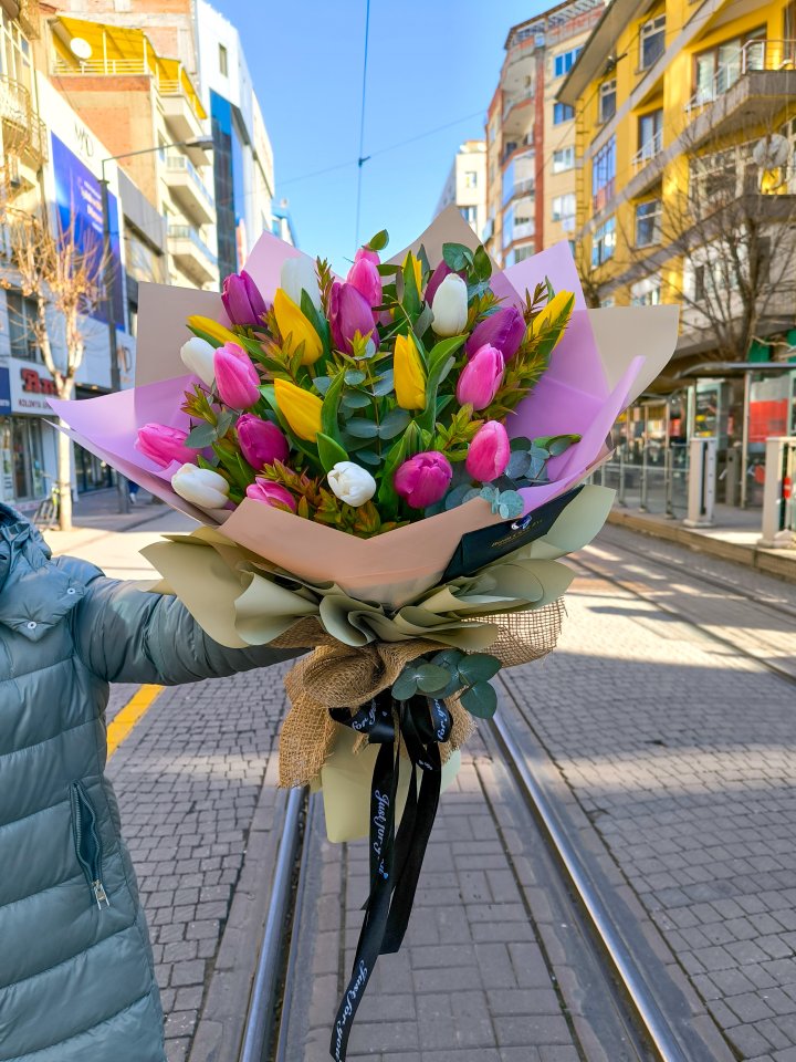 Dört Renk 25 adet Lale Buketi